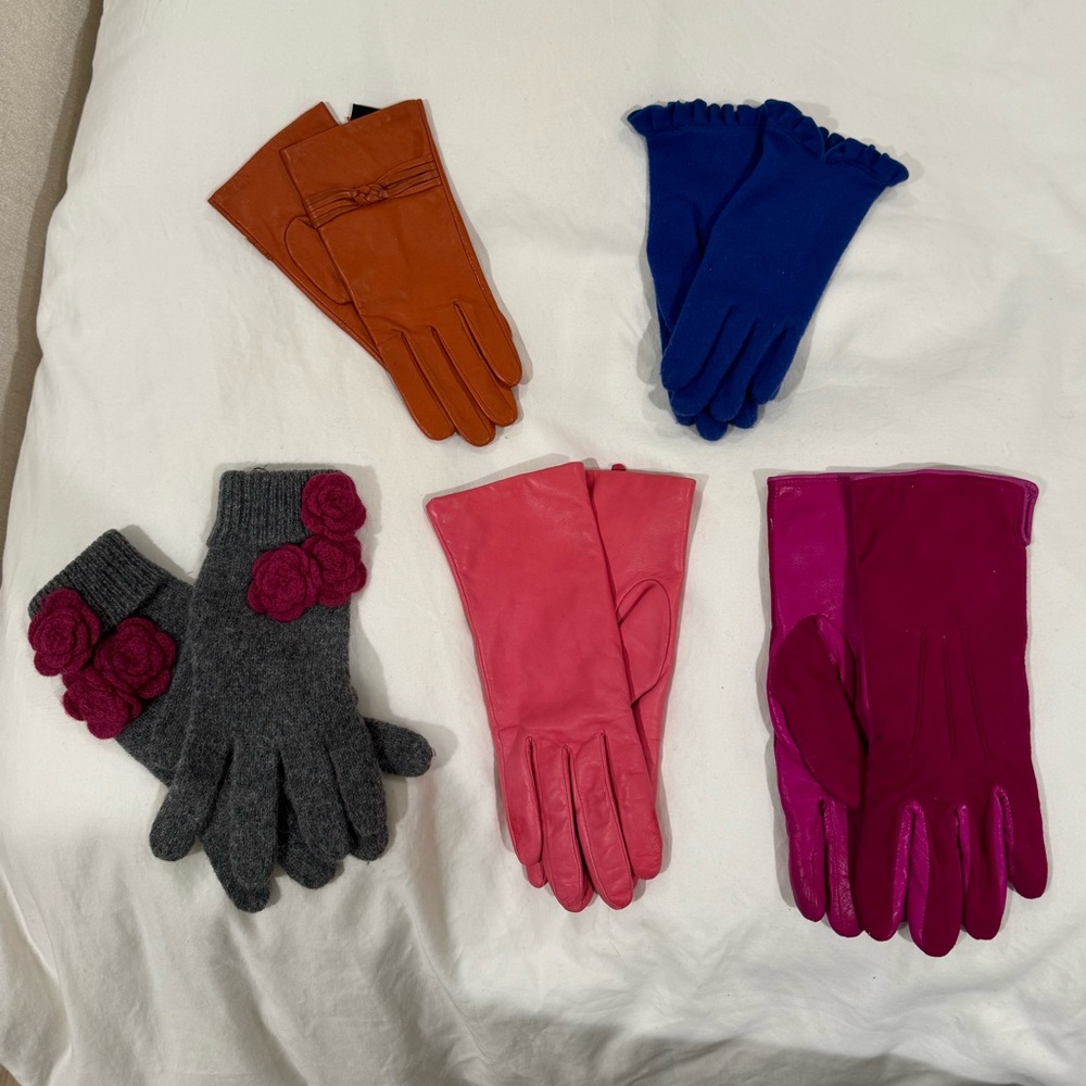 Bundle of 5 gloves and 1 scarf